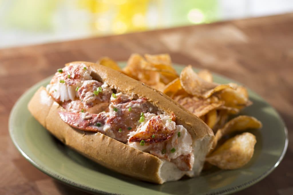 <b><a href="http://www.univision.com/estilo-de-vida/ingredientes/tres-platos-para-hacer-de-la-langosta-un-ingrediente-menos-pretencioso">Lobster Roll: </a></b>
<br>En ciudades como Boston esta es una especialidad que se puede comer cualquier día de la semana. Puedes probarlo en el stand Hops & Barley.