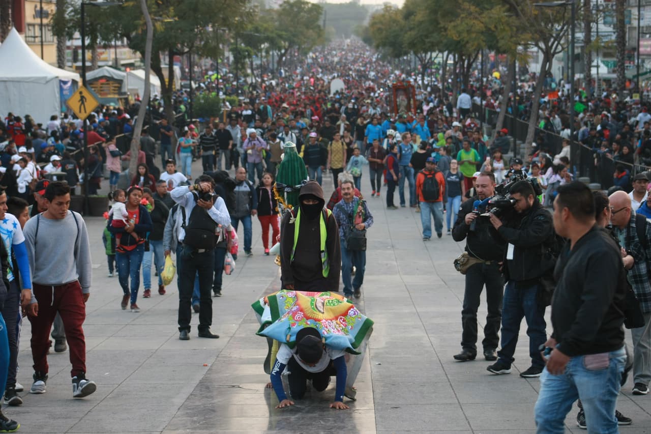En esta imagen se observa a los devotos que visitan la basílica de Guadalupe, el santuario más importante de la Ciudad de México y el segundo más visitado de la religión católica, después de la basílica de San Pedro en Roma.