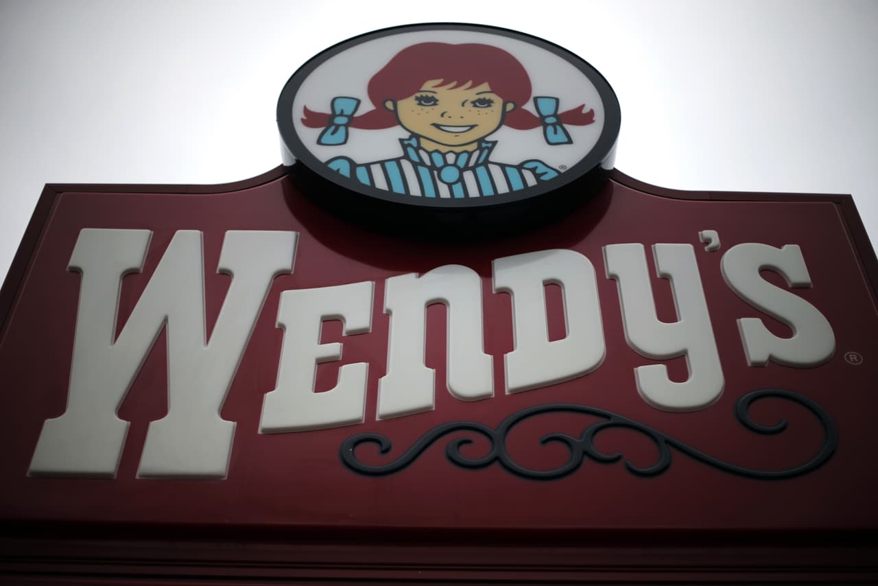 <b>NPC Internacional. </b>Esta empresa de franquicias opera alrededor de 1,200 restaurantes Pizza Hut y 400 Wendy's. La empresa, con sede en Leawood, Kansas, se declaró en quiebra el 1 de julio de 2020 y como parte de sus planes de reestructuración, NPC venderá todos sus negocios de Wendy's y se centrará en las pizzerías. Desde antes de la tensión adicional que trajo la pandemia, la compañía estaba luchando por mejorar sus números.
