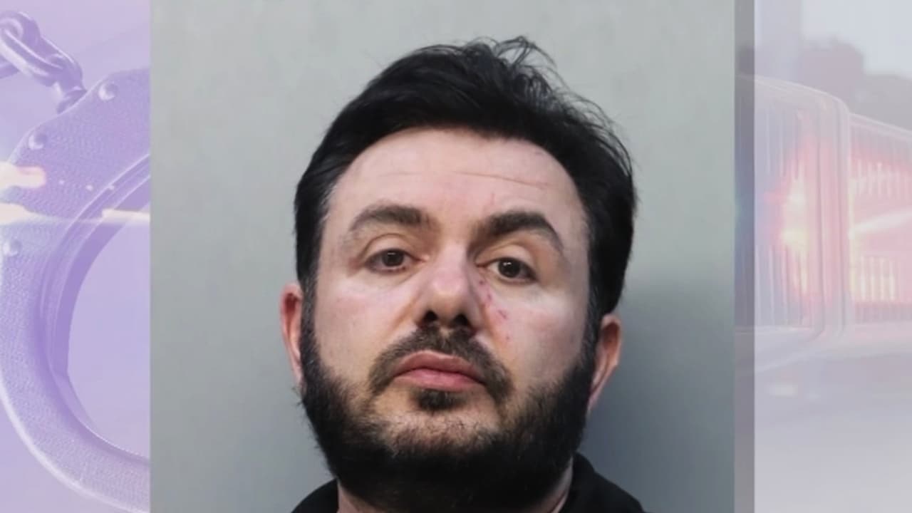 Hombre acusado de apuñalar a un cantante en Sunny Isles se presenta en corte: jueza niega la fianza