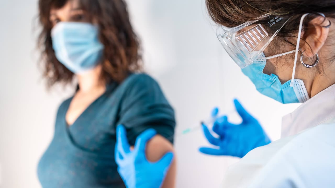 Cuarta dosis de la vacuna contra covid-19: los doctores explican cuándo debe una persona volver a inmunizarse