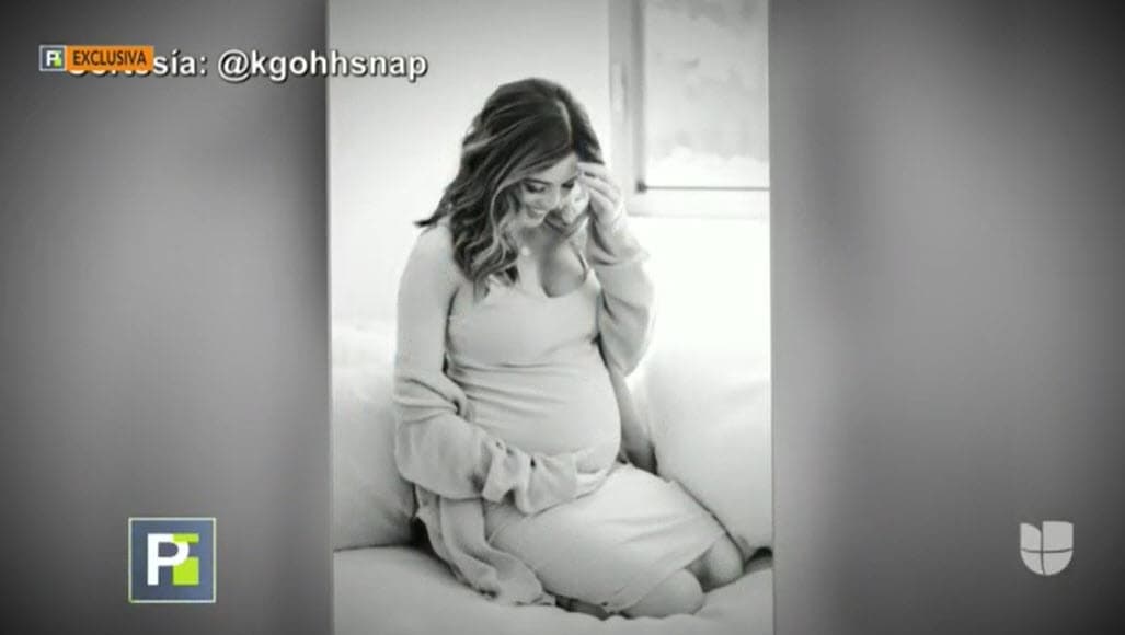 La noche del miércoles 10 de junio se dejó ver con un look relajado y su hijo en brazos mientras descansaba.
<br>