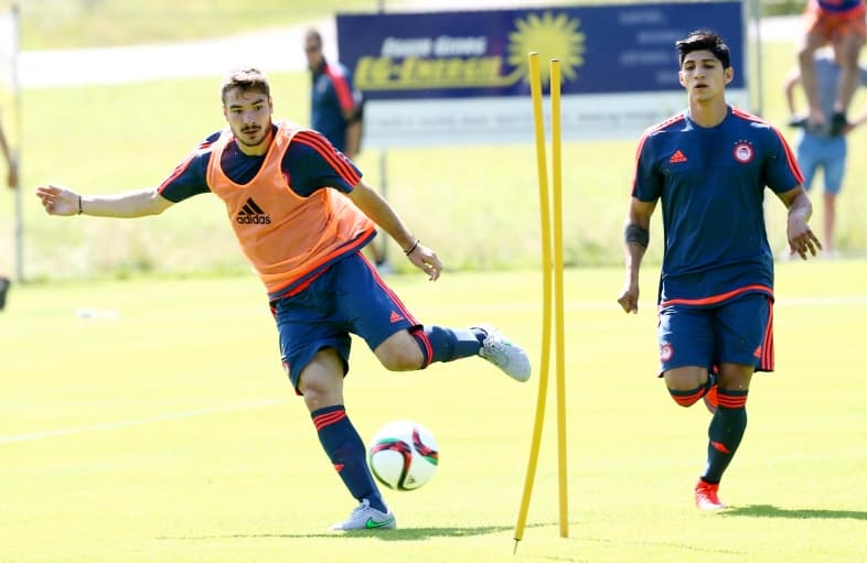 Alan Pulido participó brevemente en el entrenamiento de Olympiacos