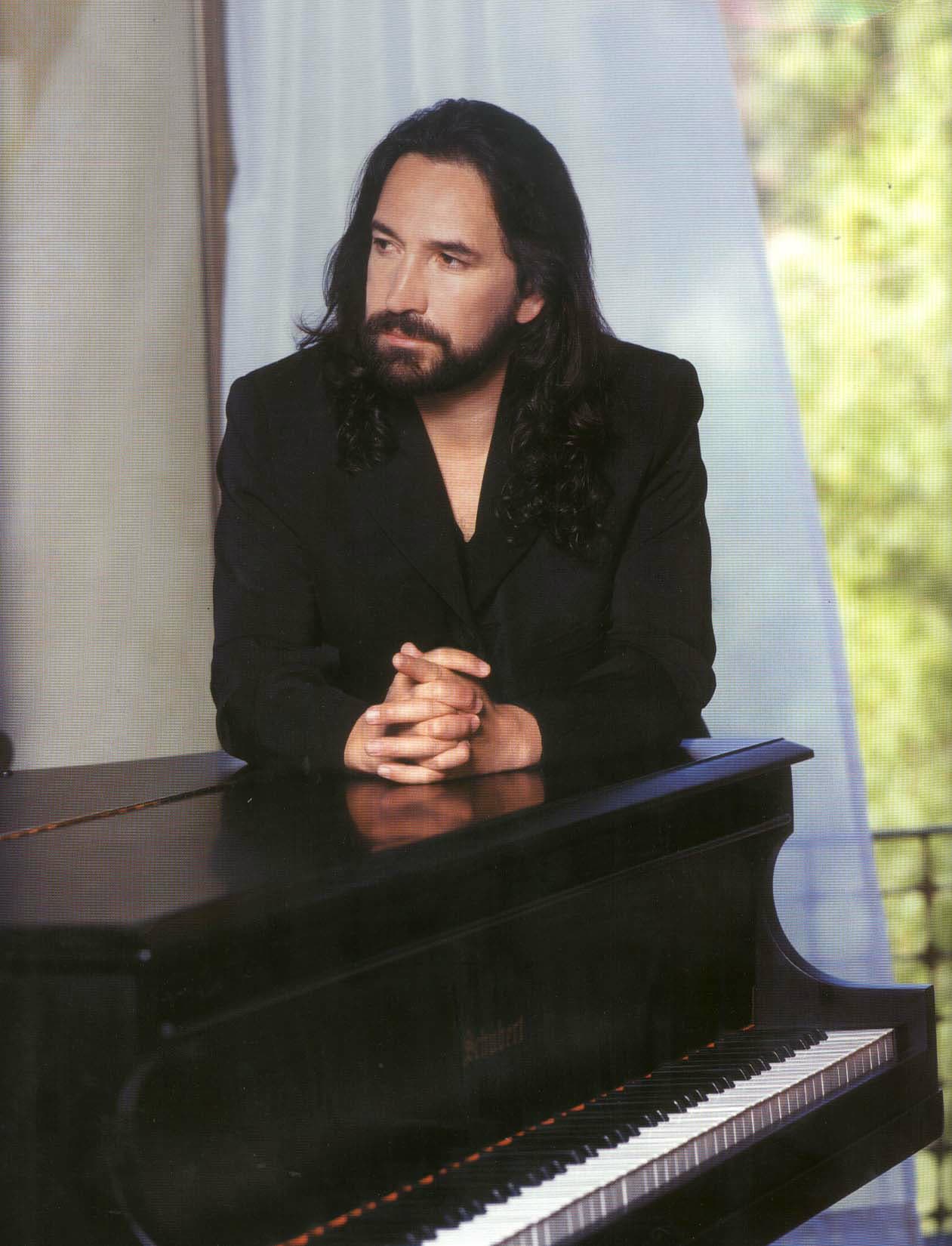 En agosto de 2010 el cantante mexicano se sumó a la lista de celebridades que tienen su estrella en el reconocido paseo de la fama de Hollywood.