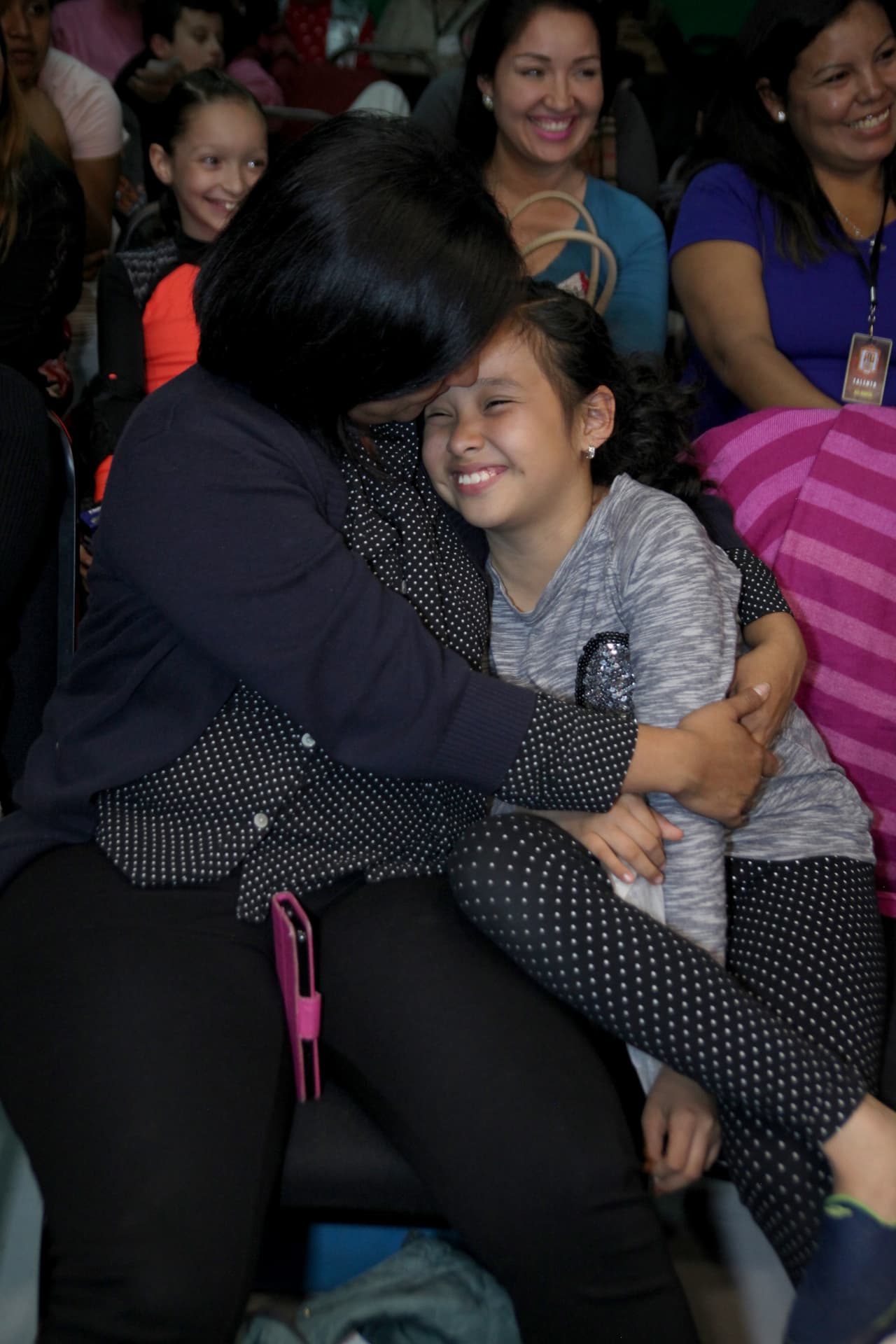 Mientras tanto, las familias de los concurssantes ven sus actuaciones en el búnker.