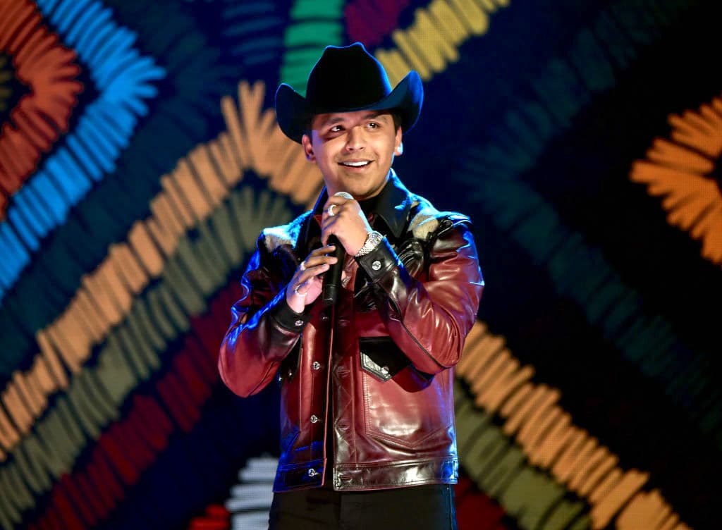 En 2017, cuando tenía 18 años, lanzó su primer tema 'Adiós, amor', en el cual dejaba ver su forma de renovar la música regional mexicana, con novedosas fusiones. Esto le funcionó tan bien, que el video de la canción lleva casi 800 millones de vistas en Youtube.