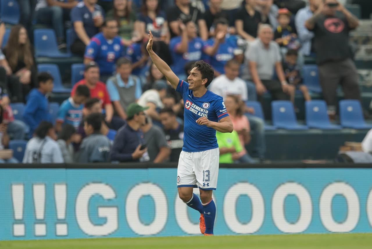 ¡GOLAZO de Ángel Mena! Largo centro de Walter Montoya y Mena remató de primera intención para vencer al arquero rival.
