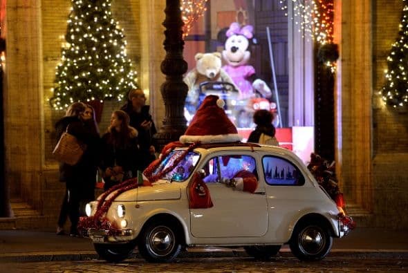 Santa Claus está en todos lados y viaja a bordo de su viejo Fiat 500 en la Piazza Venezia, en Roma.