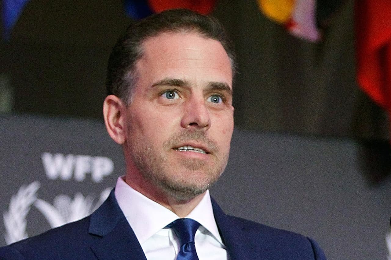 <b>Hunter Biden</b>, abogado, el menor de los hijos de Joe Biden. Fue miembro de la junta de 
<b>Burisma Holding</b>, una compañía de energía propiedad de un oligarca ucraniano que había estado
<b> </b>en la mira del fiscal general despedido, Viktor Shorin. "No he tenido ningún papel en relación con ninguna investigación de Burisma, ni de ninguno de sus funcionarios. Limité explícitamente mi papel para centrarme en las mejores prácticas de gobierno corporativo para facilitar la meta de Burisma de expandirse a nivel mundial", dijo Hunter Biden en mayo a 
<i>The New York Times. </i>