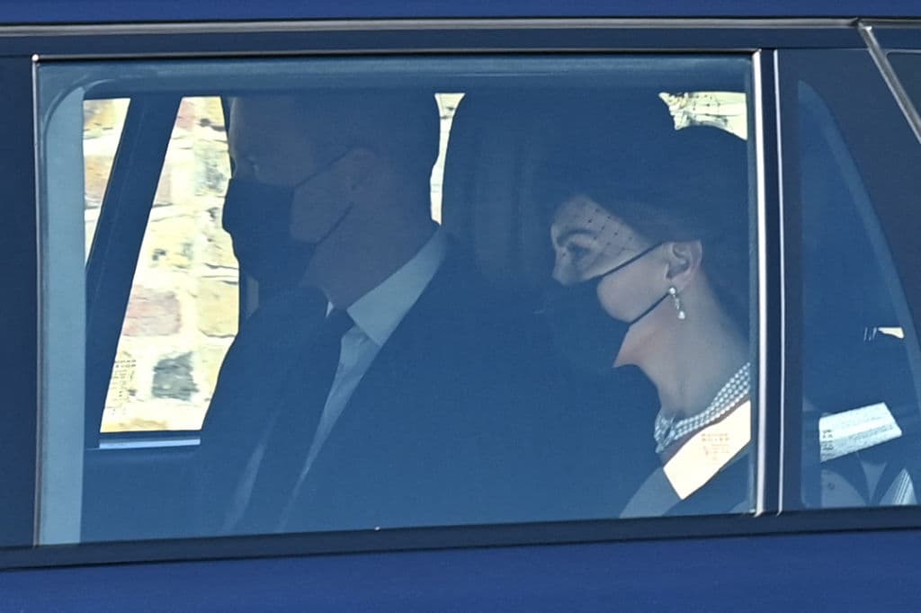 El príncipe William llegó al funeral de su abuelo, el duque de Edimburgo, acompañado de su esposa 
<b>Kate Middleton</b>.
<br>