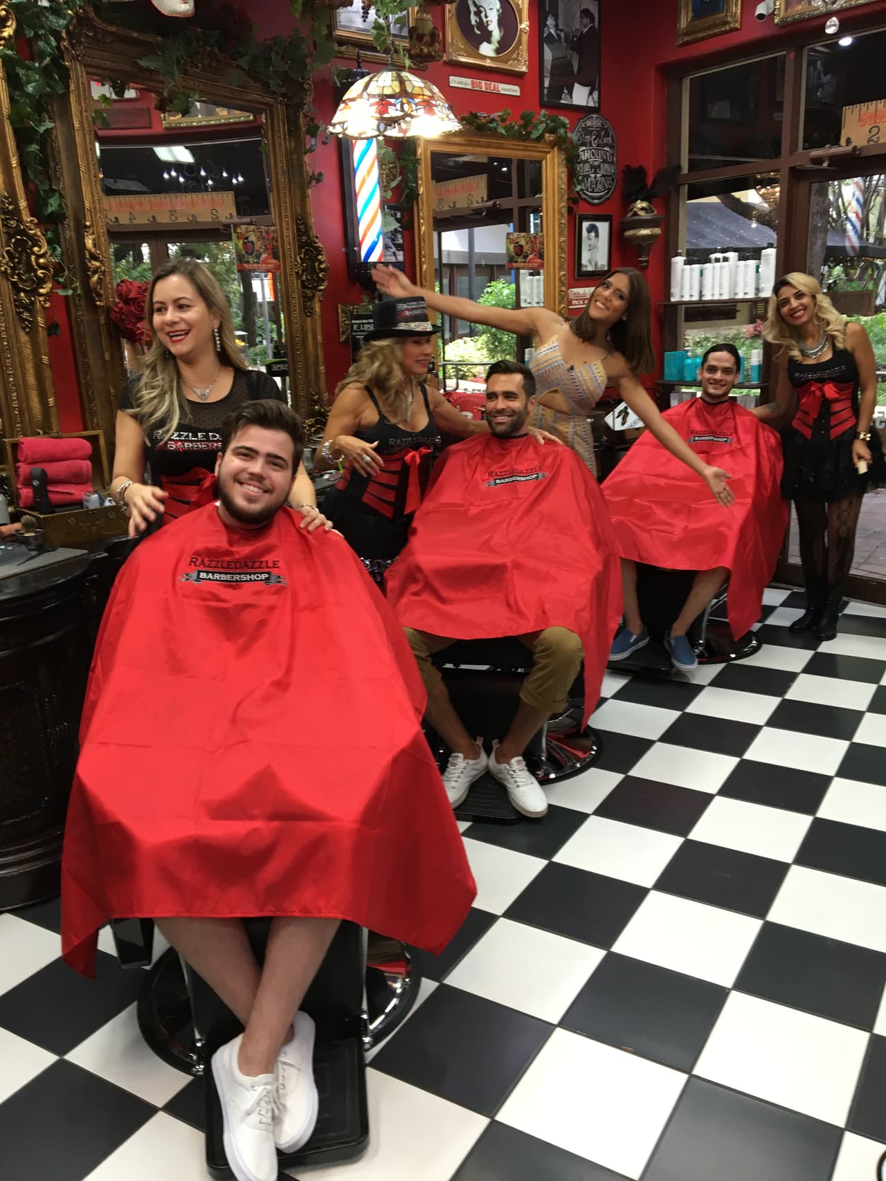 Cada cliente recibe trato especial y de acuerdo a su tipo de rostro.