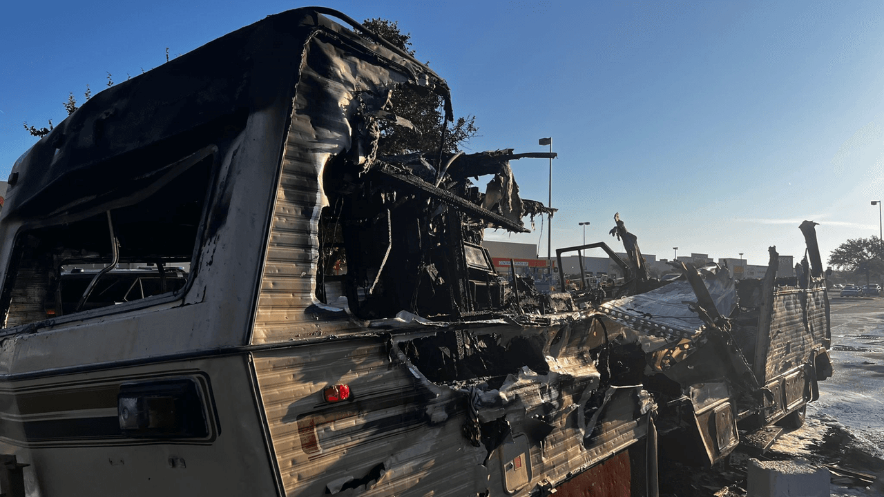 Así fue como terminó una casa móvil en De Zavala Road y la I-10, en el noroeste de San Antonio.