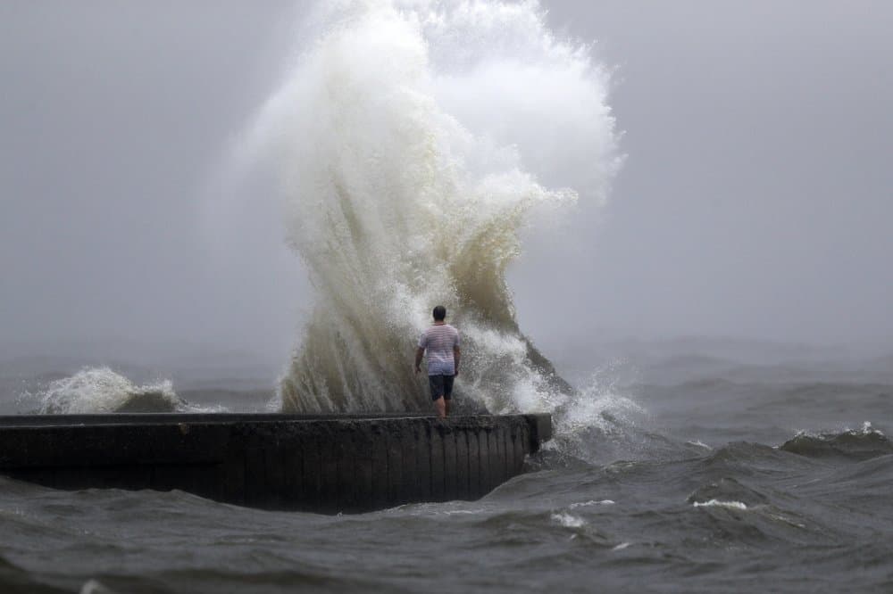 Cristóbal llegó a tierra por la tarde entre la desembocadura del Río Mississippi y la comunidad turística de Grand Isle, que había sido evacuada ya, con vientos de 85 kilómetros (50 millas) por hora.