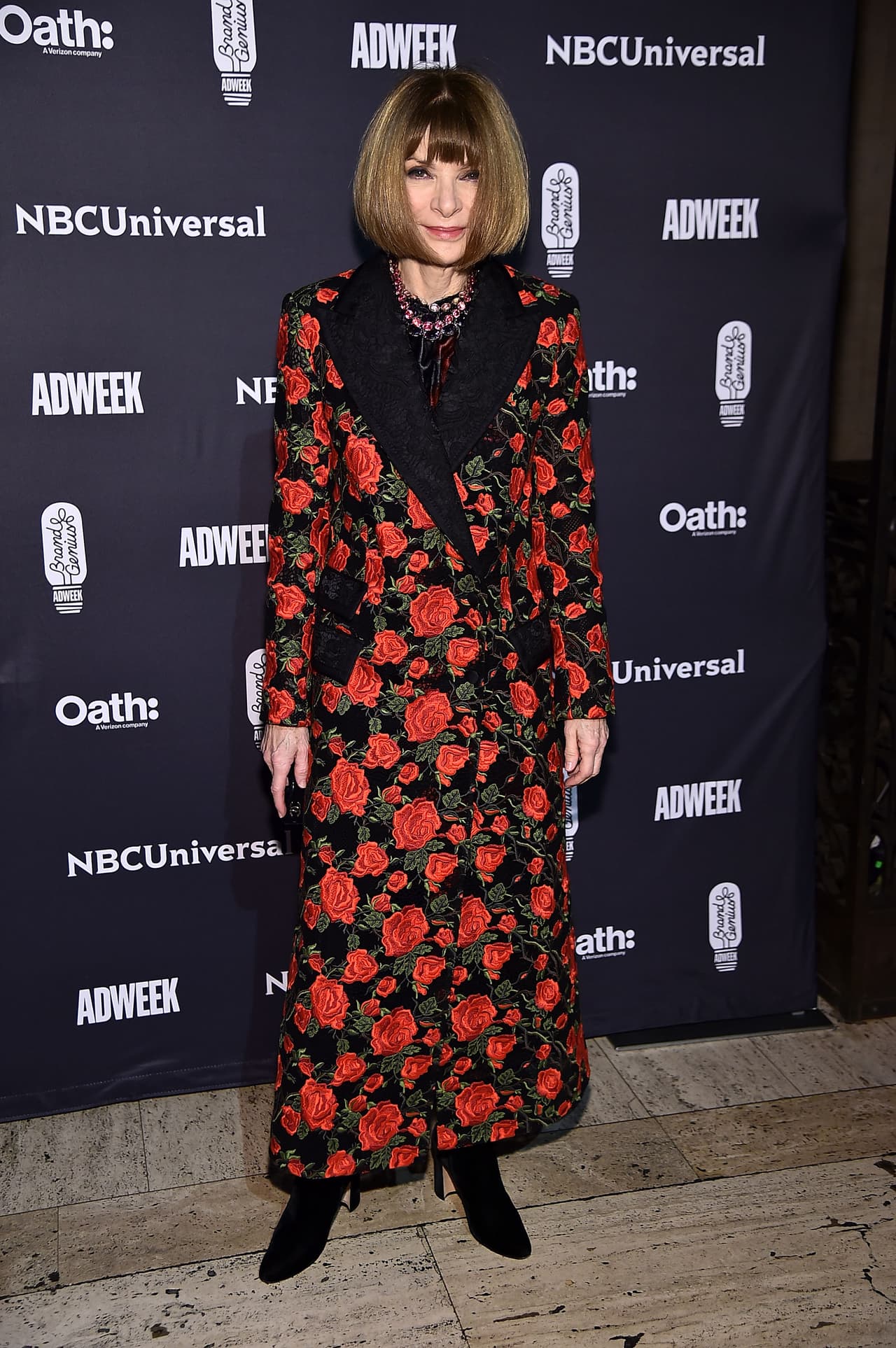 Wintour, una de las voces más respetadas en la industria de la moda, emitió su opinión a través de 
<b><a href="https://video.vogue.com/watch/anna-wintour-video-approves-platform-shoes-meghan-markle-texting">un video</a> </b>en el que responde preguntas que le envían personas que ella no conoce.