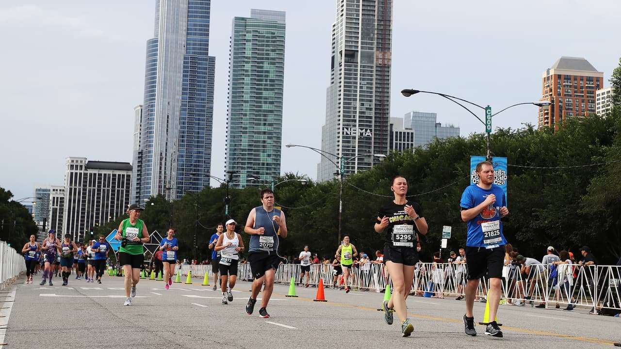Corredores en Chicago hacen el recorrido de un maratón.