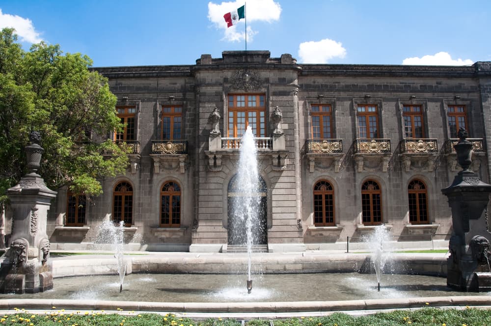Museo Nacional de Historia "Castillo de Chapultepec”. También ubicado en la Ciudad de México debes visitar con tus pequeños el Castillo de Chapultepec y hacerles saber todos los acontecimientos que sucedieron ahí.
