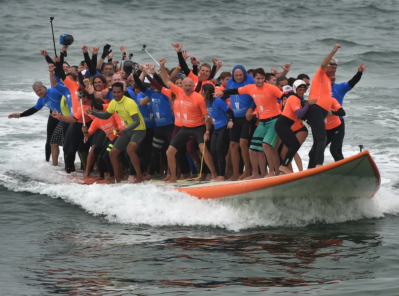 Ante miles de miradas 66 surfistas lograron romper el récord Guinness del mayor número de personas en una tabla de surf.