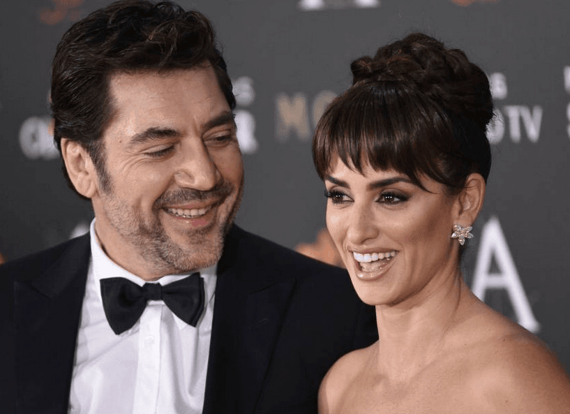 Javier Bardem y Penélope Cruz llevaban años de conocerse, desde que se vieron por primera vez en la locación de 'Jamón, Jamón' pero fue hasta 2007, cuando rodaron juntos 'Vicki, Cristina, Barcelona' que se enamoraron frente a la lente de Woody Allen y desde entonces son un matrimonio feliz con dos hijitos que han críado lejos de los mirones del mundo.