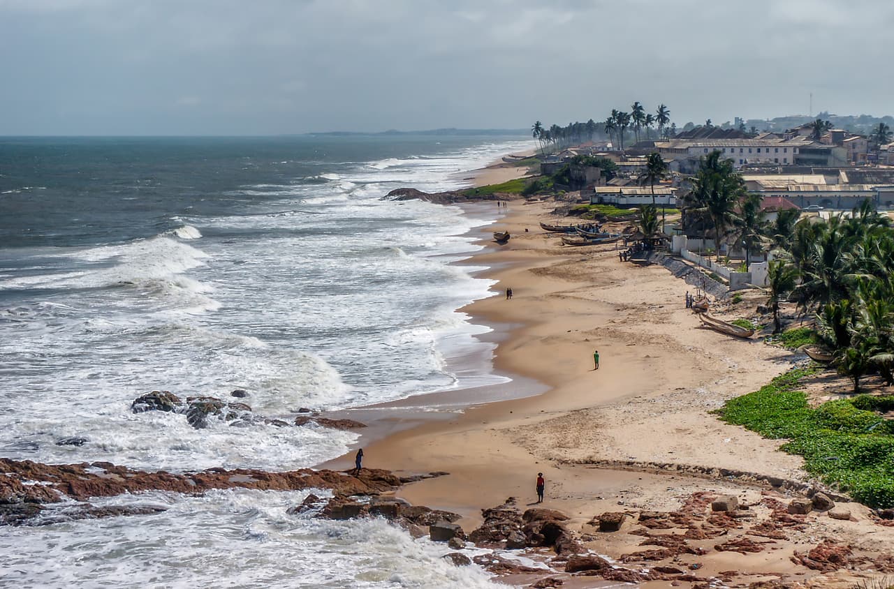 <b>Ghana.</b> Accra, capital de esta nación del centro de África, tiene desde exuberantes restaurantes hasta el mundialmente famoso mercado al aire libre de Makola. Los viajeros que busquen relajarse pueden disfrutar de las tranquilas playas de arena blanca y alguno de los numerosos hoteles de lujo de la ciudad. En la cercana Aburi podrá conocer el albergue ecológico Safari Valley Resort, que abrirá sus puertas en 2021. Allí tendrá la oportunidad de ver animales como impalas, jirafas, hienas y cebras en su hábitat natural.
