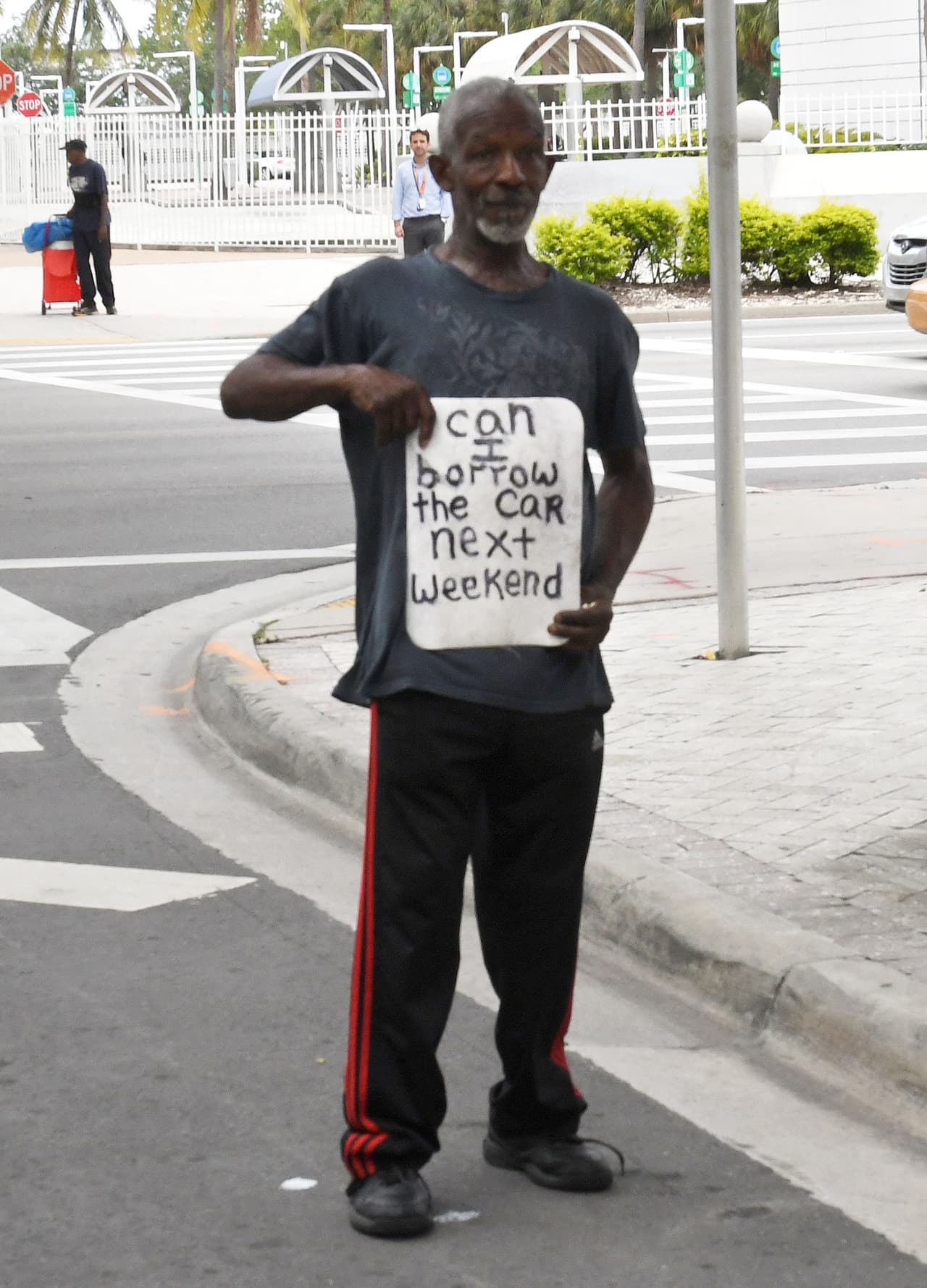 El individuo, que no fue identificado por The Grosby Group, cargaba un afiche que leía "¿me puedes prestar el carro el próximo fin de semana?".