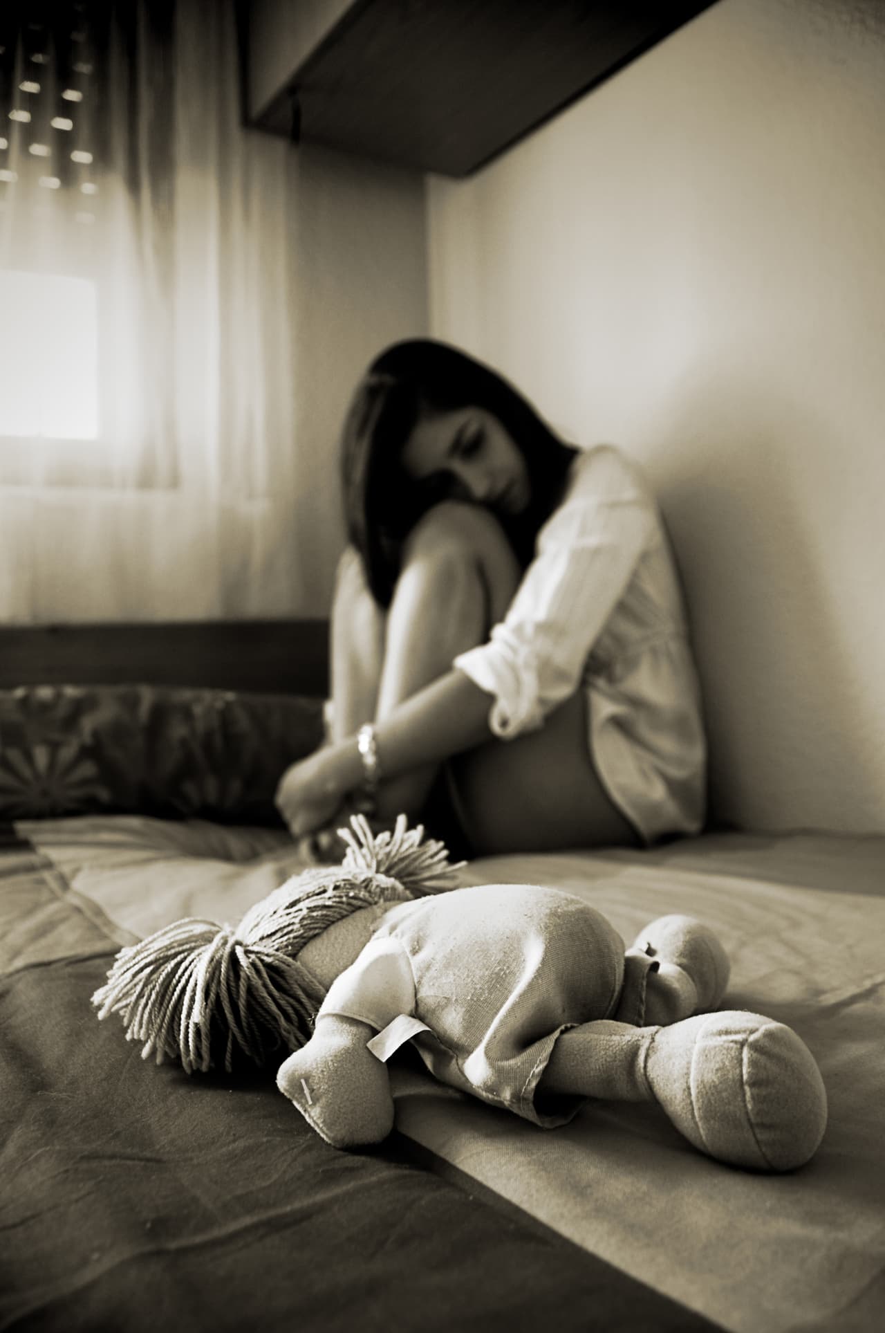 Una casa en la que todos sus habitantes se la pasan discutiendo, peleando, que no hay armonía, en la que hay desorden y suciedad, gritos, maldiciones, malas palabras, abusos a los integrantes de la familia, malos olores procedentes de la suciedad, el cigarrillo, pelos de animales, y falta de limpieza va creando un cúmulo negativo, una especie de torbellino energético que se “impregna” por así decirlo en las paredes.