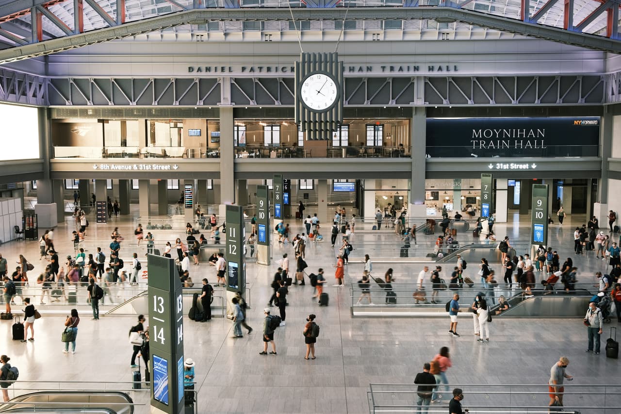 En la ciudad de Nueva York, se iluminaron la terminal de Grand Central, el puente Kosciuszko y el One World Trade Center.