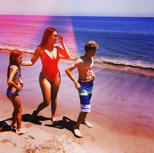 Elizabeth Gutiérrez reaccionó a las críticas que esta fotografía, publicada en su cuenta de Instagram el pasado 30 de julio, generó en las redes sociales porque muestra el musculoso abdomen de su hijo de 12 años.