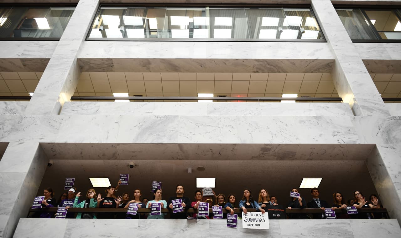 Dentro del edificio de oficinas del senado decenas de manifestantes esperan el comienzo de la comparecencia.