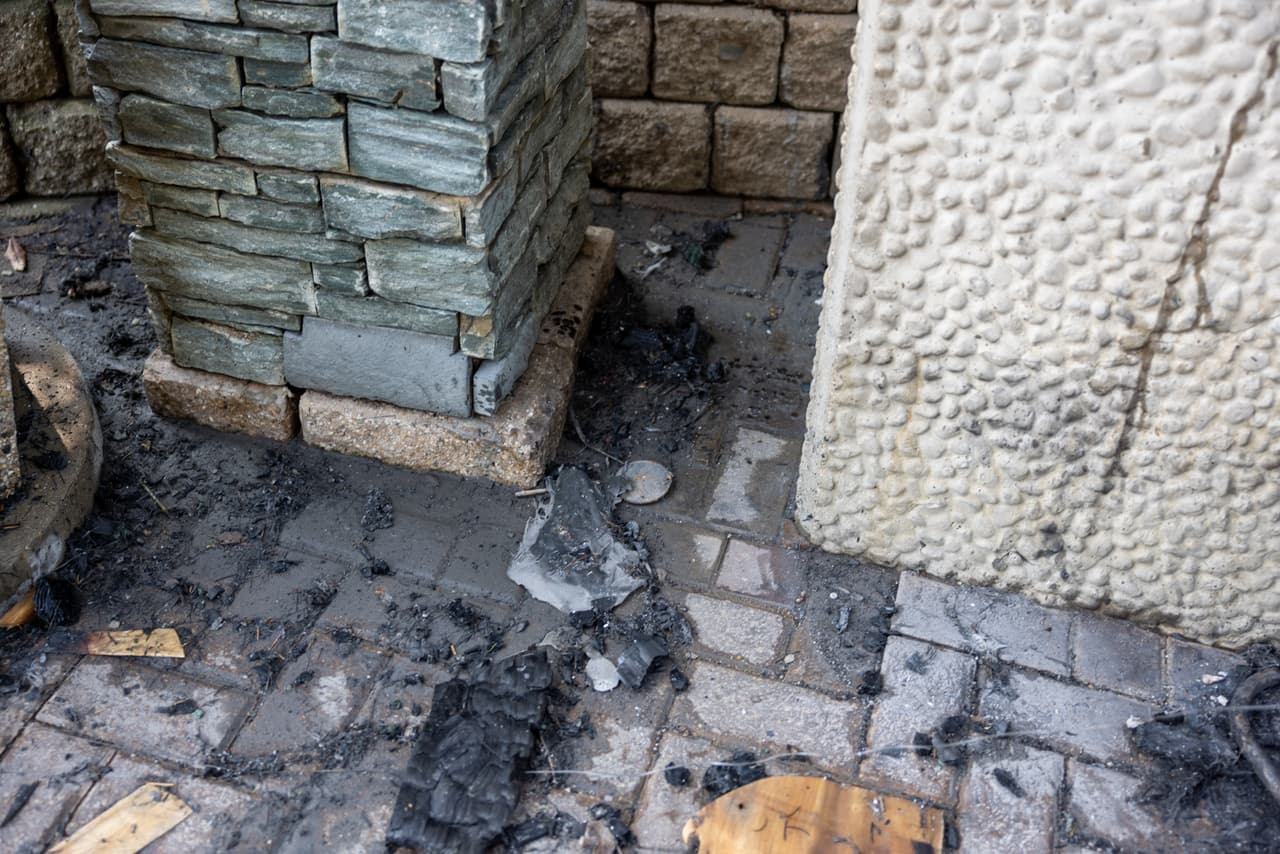 El incendio dañó la estatua ubicada en la capilla, así como el arte sacro y el área alrededor en el exterior.