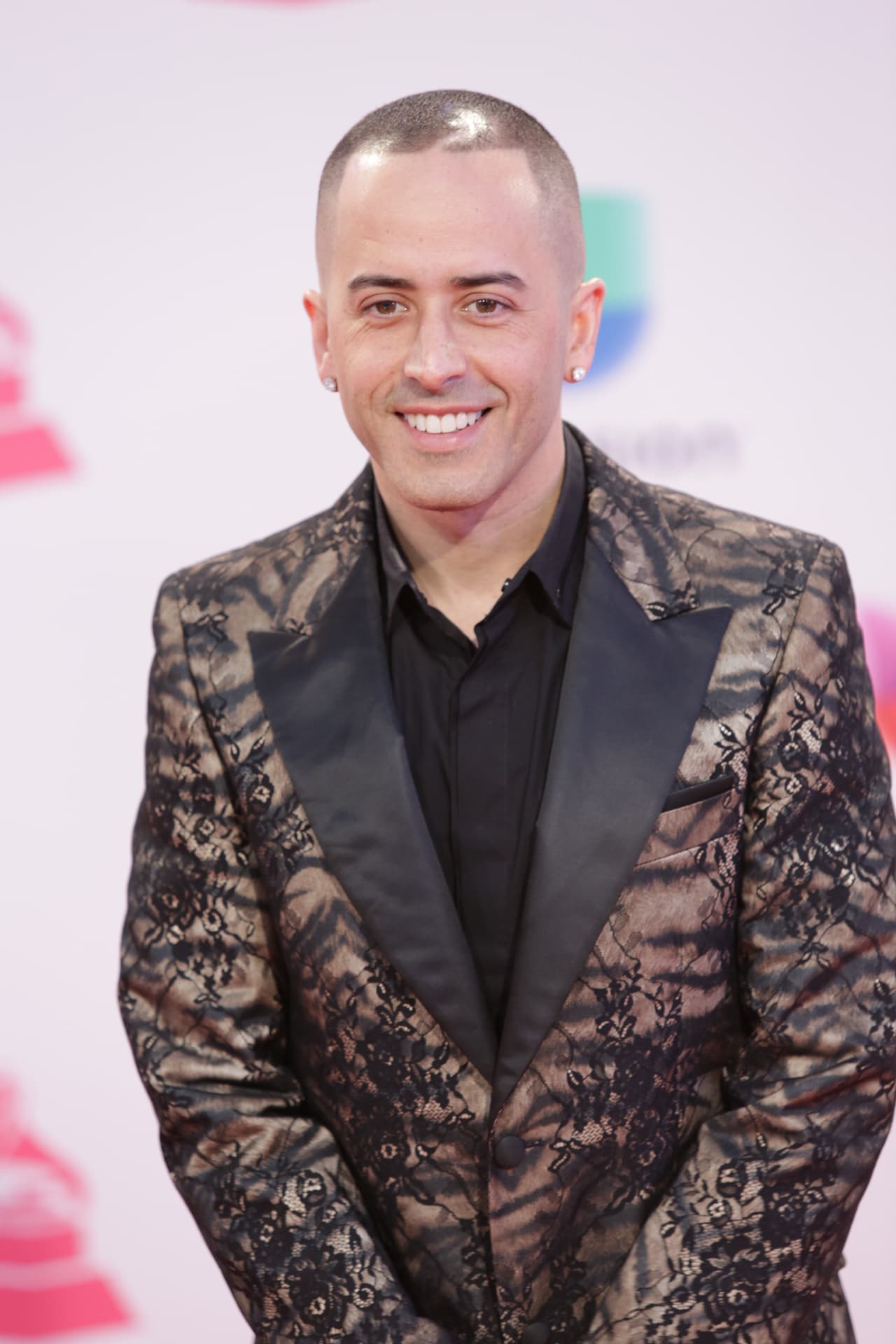 Con ese saco en animal print, Yandel se lució en esta entrega.