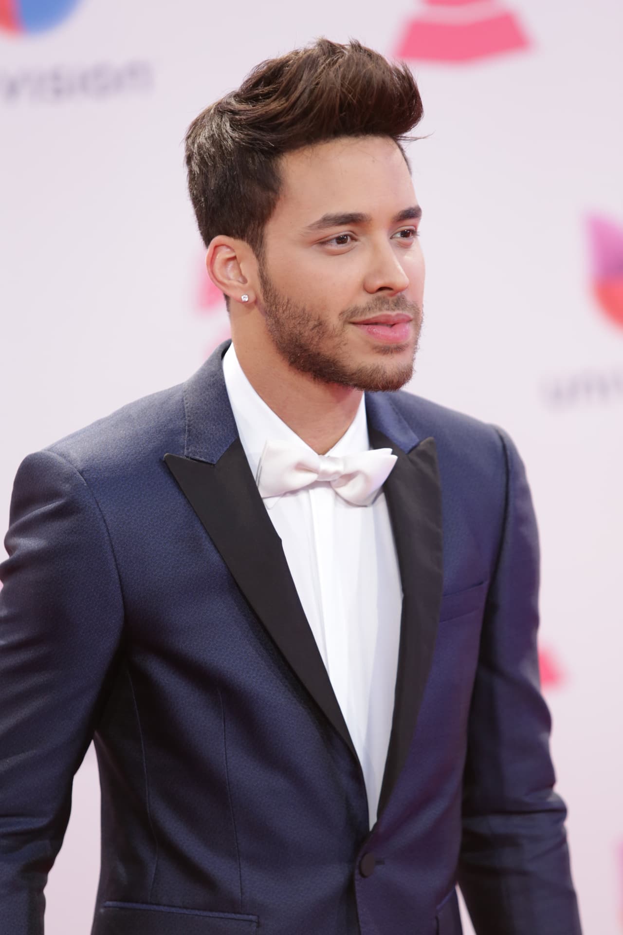 Se veía súper galán con ese lindo traje azul, su peinado, impecable.