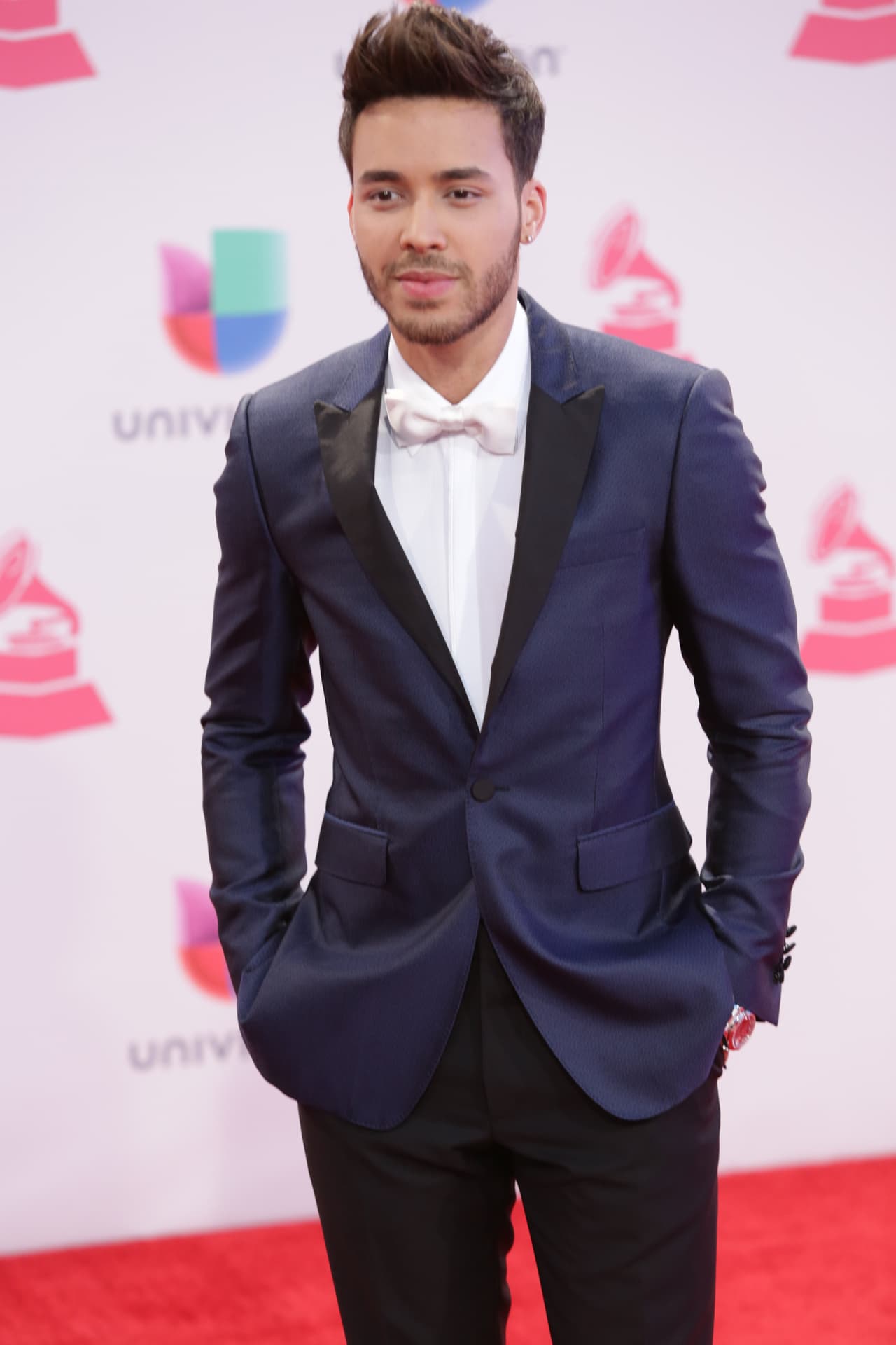 WOW! Esta es la primera vez de Prince Royce nominado en la categoría urbano por su tema 'Back It Up', aún así hizo a un lado el bling bling y se vistió de príncipe...