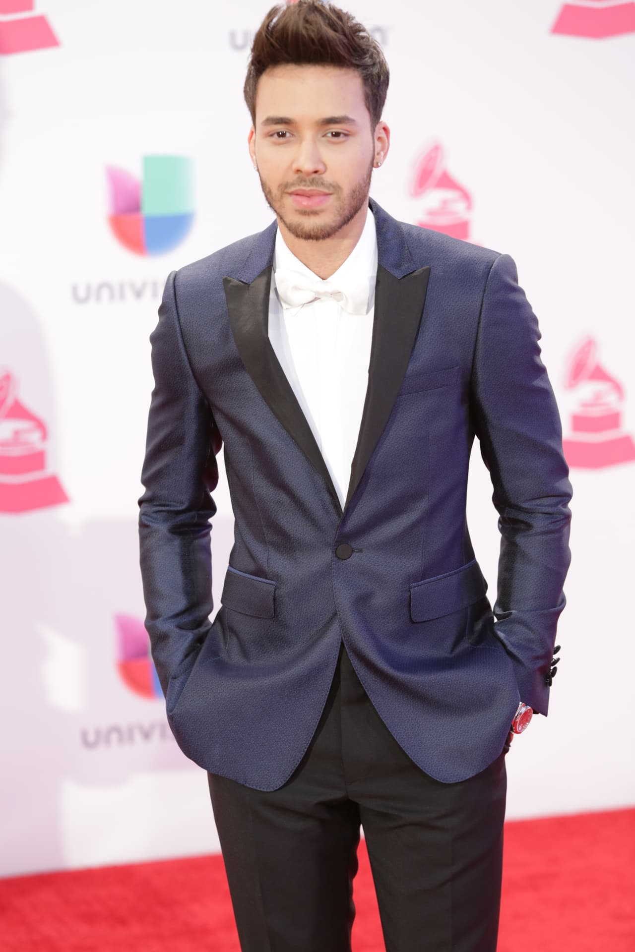 Posó para todas las fanáticas que lollenaron de piropos.