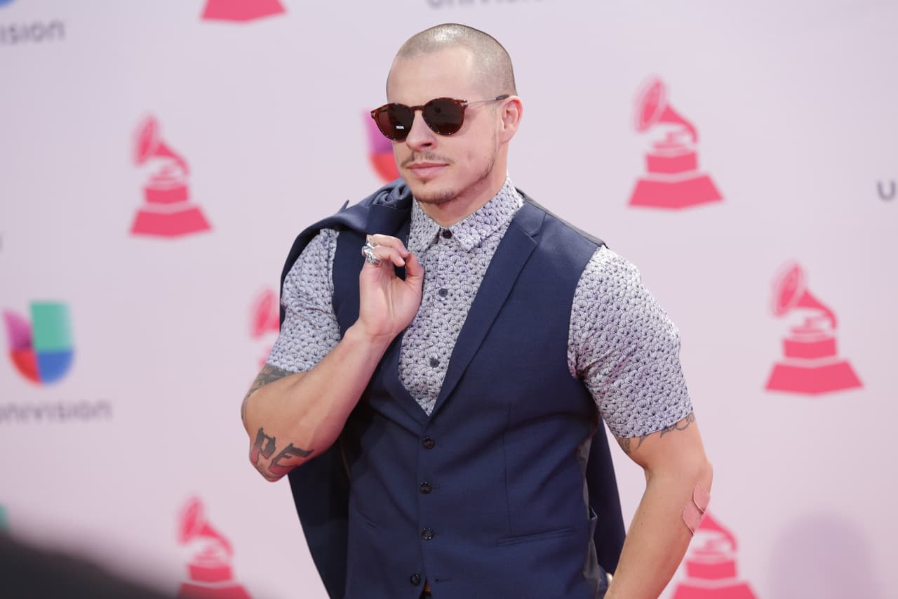 Y Casper Smart, ídolo del urbano, ahora colabora con Prince Royce y para la ocasión fue como todo un catrín.