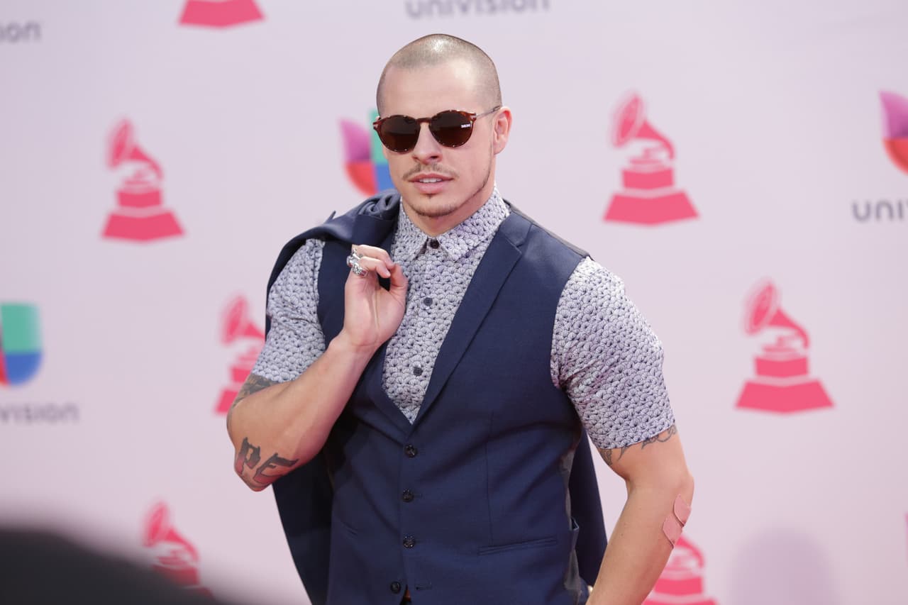 Por supuesto fue sin JLo, y también hizo a un lado su bling bling.