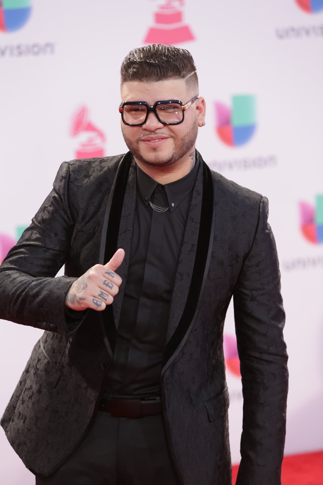 No cabe duda, Farruko imactó en esta alfombra y nadoie perdió de vista su llegada.