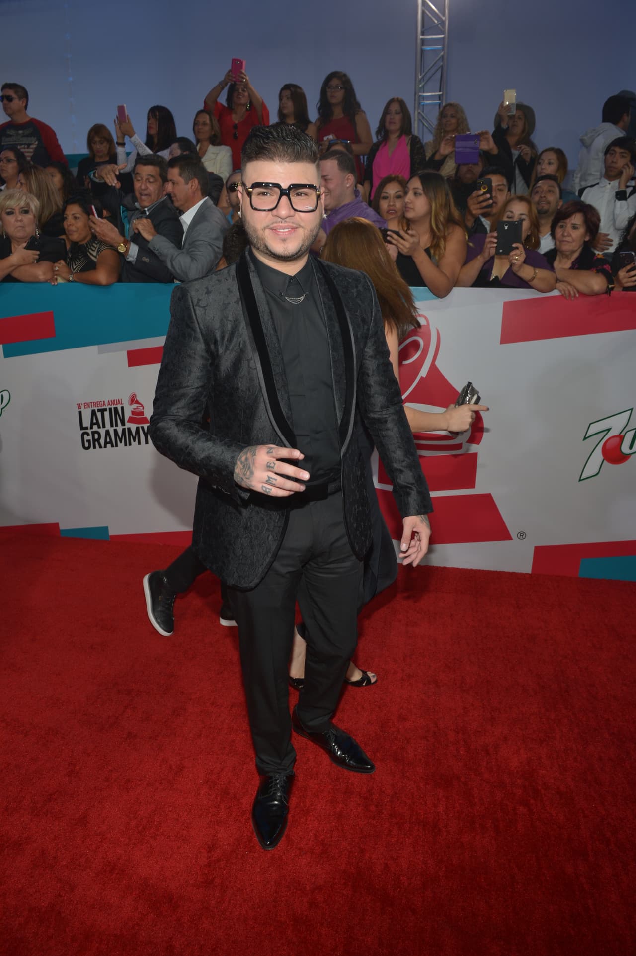 Al ídolo urbano le fascinan las gafas y con estas luce genial.