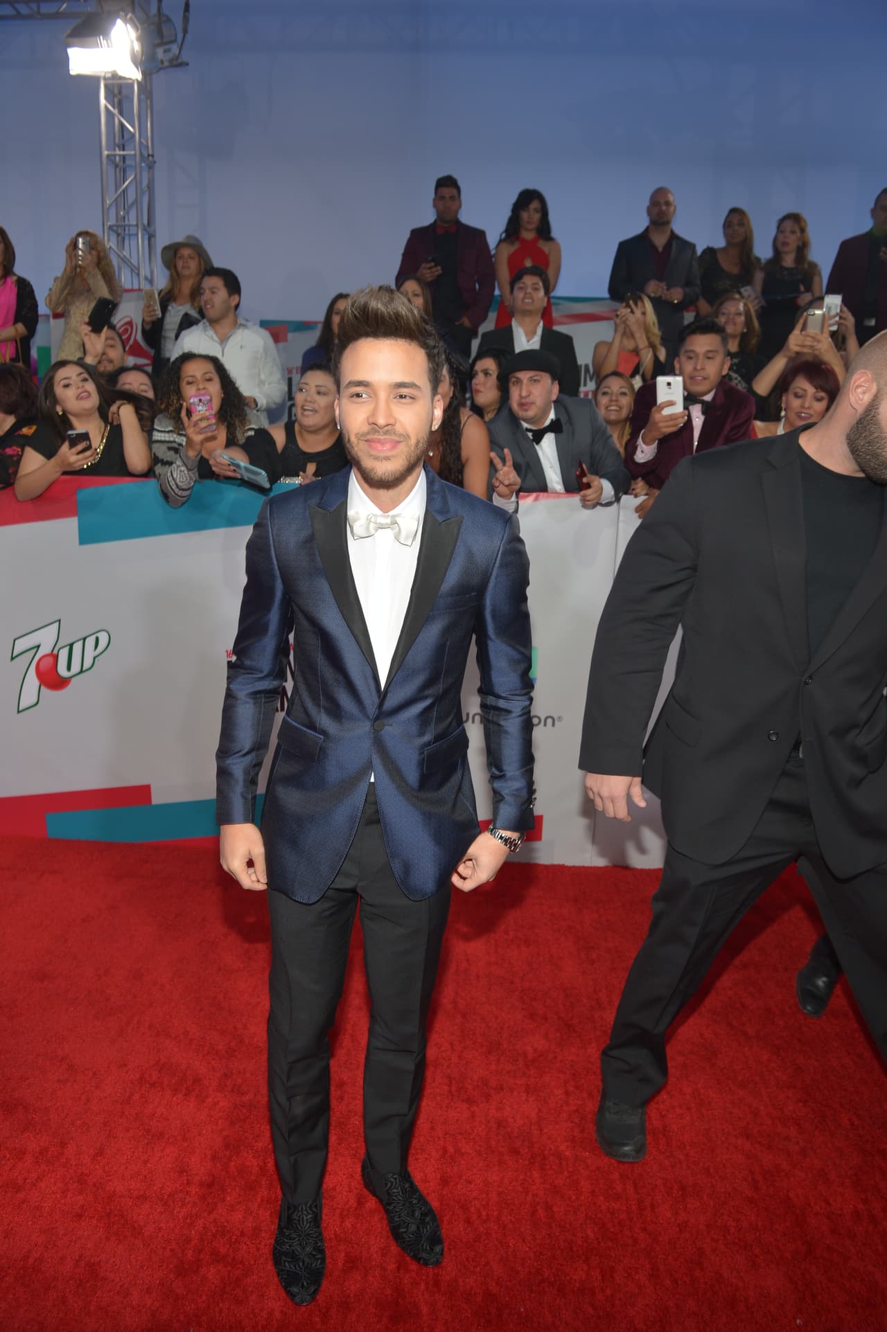 Su paso por la alfombra fue de lo mejor, no cabe duda. Este chico impuso su style en la alfombra.