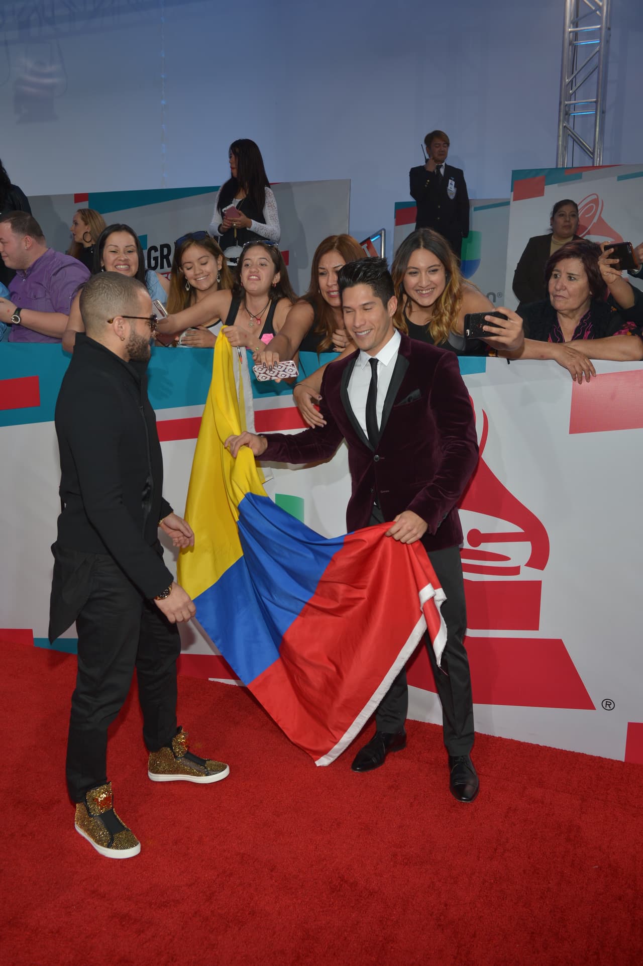 La convivencia con los seguidores fue la mejor. Ni el impecable traje les impidió divertirse.