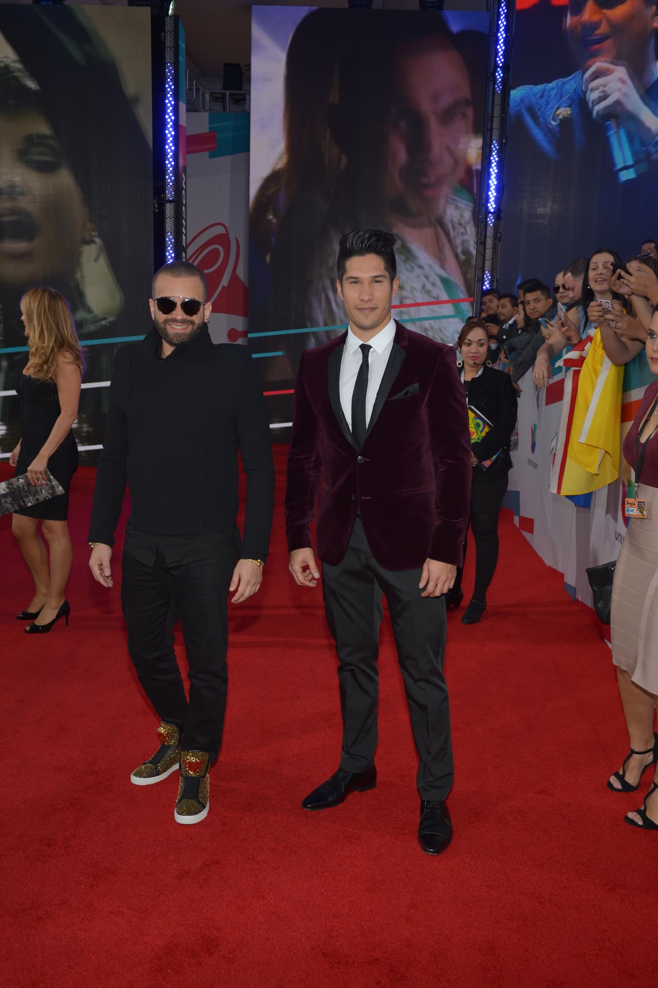 Pero su estilo fue de lo mejor. Aunque no se deshicieron del todo del bling bling su súper elegancia llamó mucho la atención.