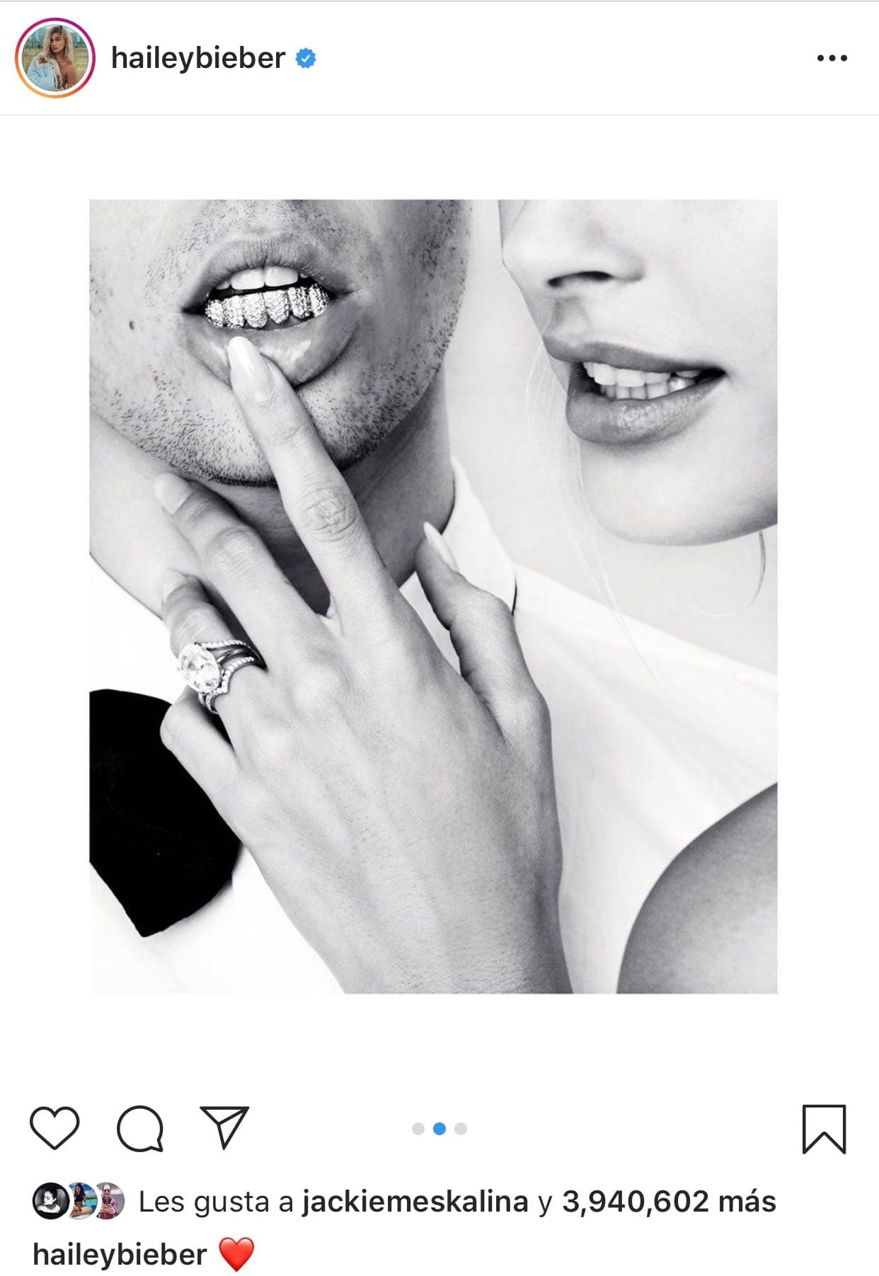 Daily Mail contabilizó un total de
<b>754,225 dólares</b> entre todas las alhajas. Se incluyó el
<b><a href="https://www.univision.com/famosos/justin-bieber-y-hailey-baldwin-se-juran-amor-ante-dios-los-detalles-de-su-boda-religiosa-fotos">anillo de compromiso</a></b> de la marca Tiffany que llevó Hailey, con un costo de
<b>500 mil dólares.</b>