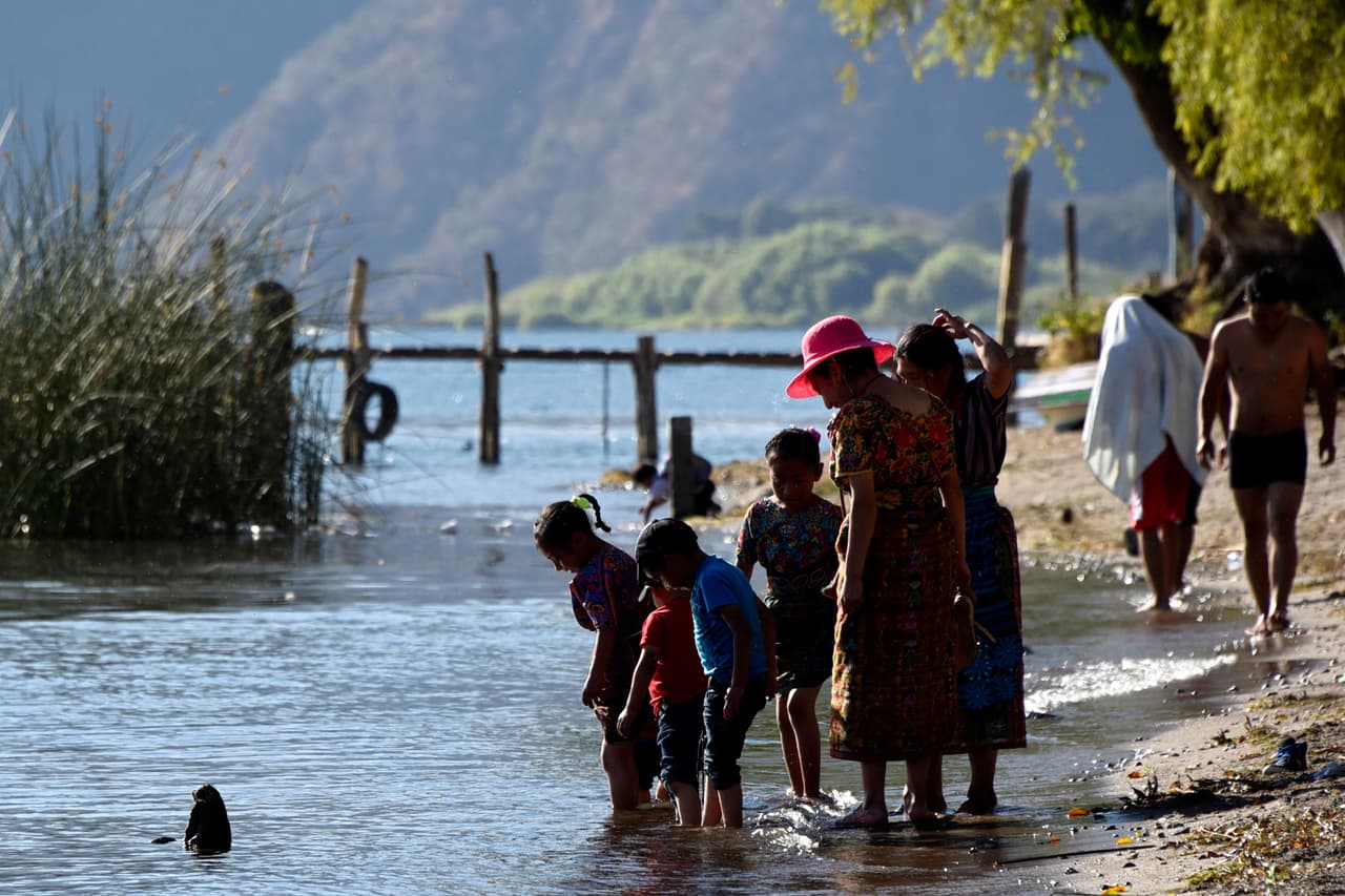 Las comunidades circunvecinas dependen de su agua para vivir, cultivar y como medio de transporte. Ellos mismos reconocen que se podría hacer mucho por mejorar la conciencia ambiental e intergrar el reciclaje en los poblados para que el lago esté menos contaminado.