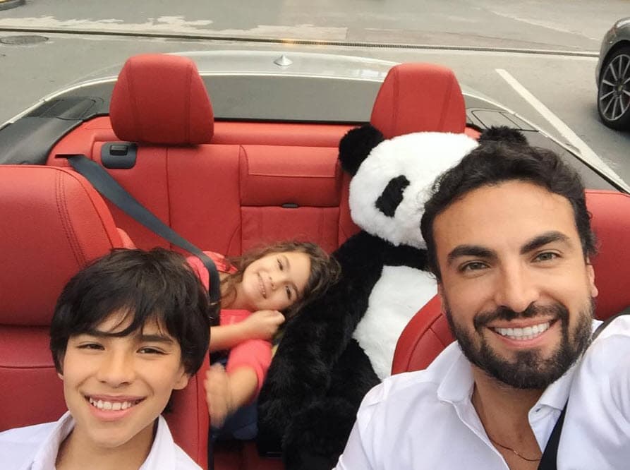 Valenzuela también demuestra el orgullo por su hija y comparte fotos junto a ella en
<b><a href="https://www.instagram.com/p/BAS4CAtAxym/?utm_source=ig_embed" target="_blank">Instagram</a>. </b>Un ejemplo es esta imagen, en la que además aparece con su hijo Emmanuel, fruto de otra relación del actor.
<br>