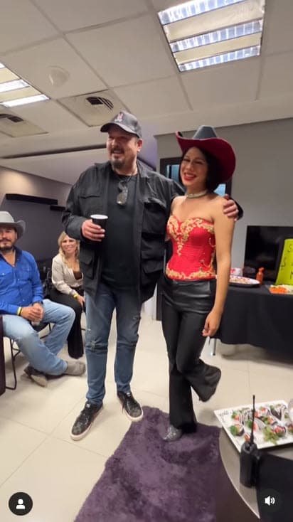 "Veo doble, no sabía que tenía una hija perdida acá en Monterrey […] Está más guapa este güey que tú, la verdad", dijo el cantante a su retoño al saludar al artista. 
<br>