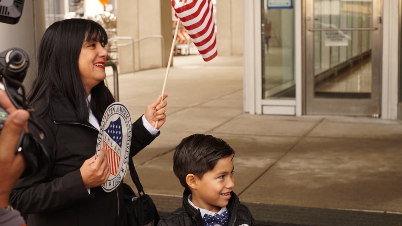 El pequeño Íker Velázquez llegó a corte alrededor del mediodía, momentos antes de que inicie la corte donde dará testimonio.