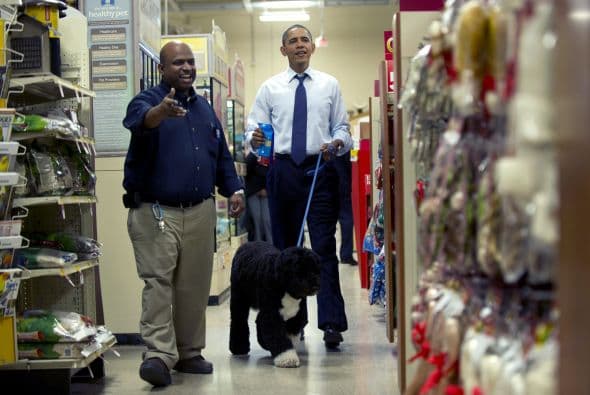 El presidente Barack Obama decidió darse un respiro de sus actividades cotidianas y fue en búsqueda de sus regalos navideños.