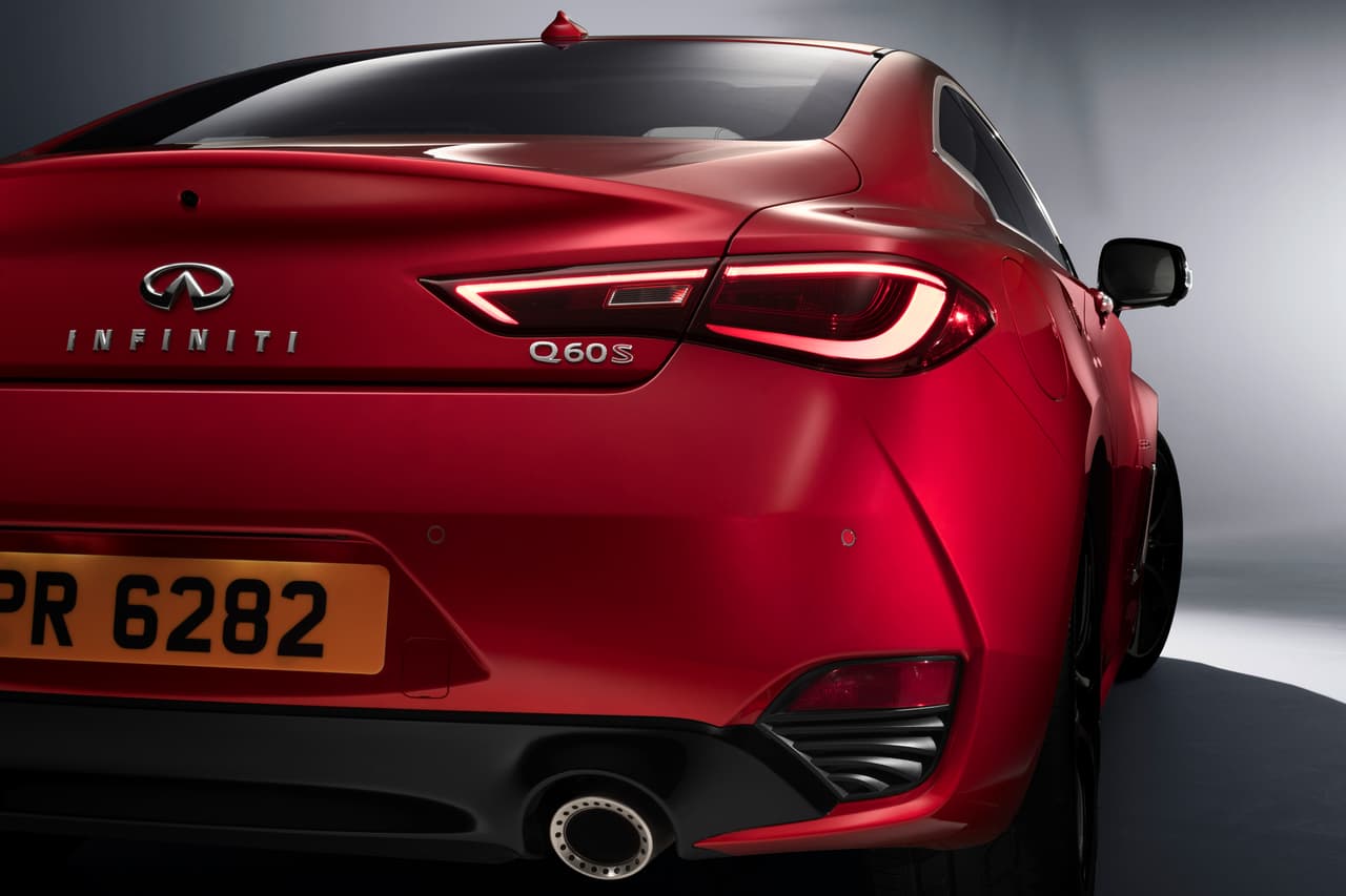 Hablemos del Q60. Con su natural evolución a lo largo de un año, este vehículo deportivo de dos puertas exhibe un diseño que sienta bases en el modelo conceptual (Infiniti Q60 Concept) que el fabricante había mostrado en la edición 2015 del gran evento automotor de Detroit.
