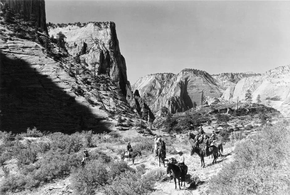 Cabalgata por el sendero East Rim en el Parque Nacional Zion en 1929. Se observa el Cañón desde el este del punto de observación.