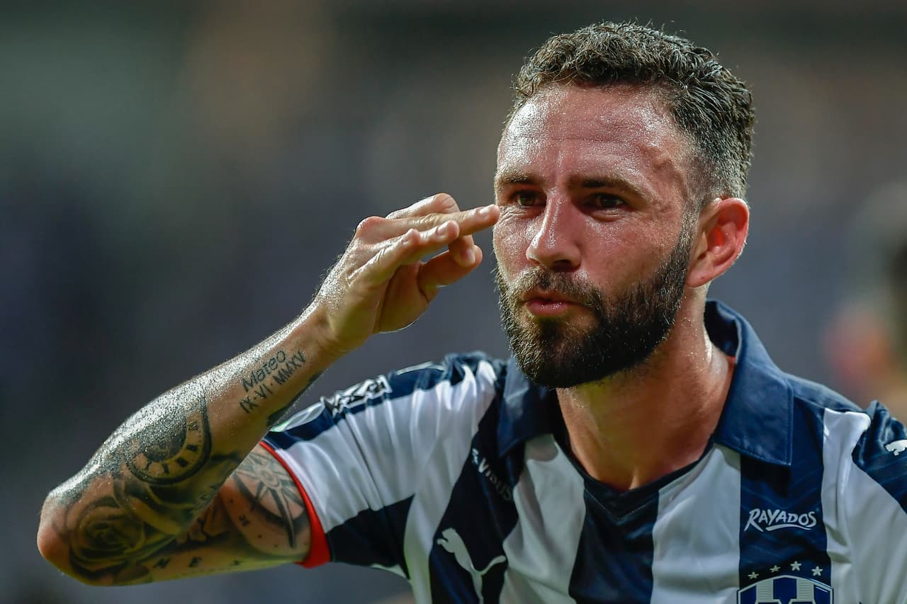 En la lateral derecha una gran opción es Miguel Layún, que además de cinco estrellas de pierna débil, tiene casi todas sus stats por encima de 70.
