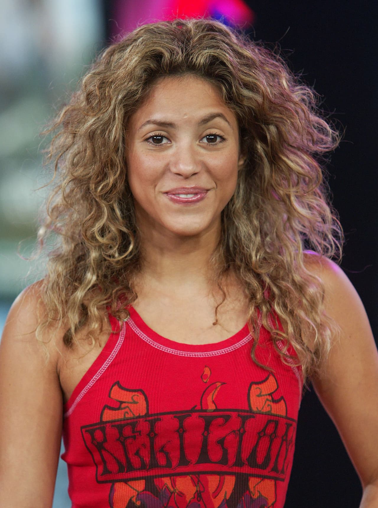 Y en el 2005, recuperó sus rizos y redujo dramáticamente el tono amarillo en su cabellera.